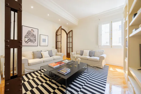 3-bedroom apartment in Alcalá - Image 2