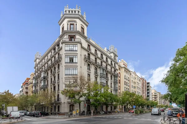 Ático reformado con terraza sur y torreón en O'Donnell - Image 3