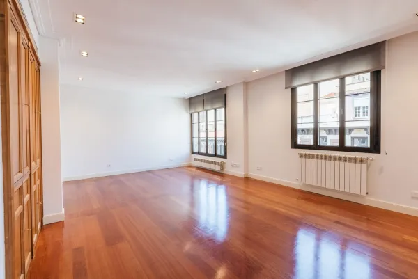 Piso de 2 dormitorios en Juan de Mena - Image 2